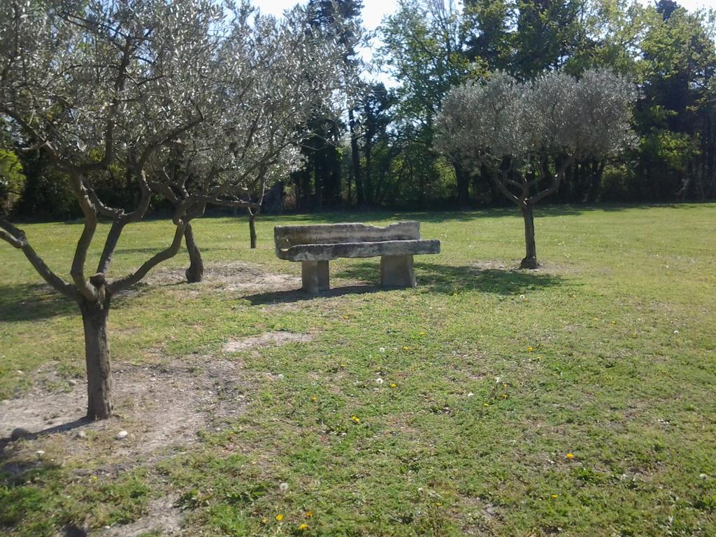 La Bastide Des Amouriers Caumont-sur-Durance Luaran gambar