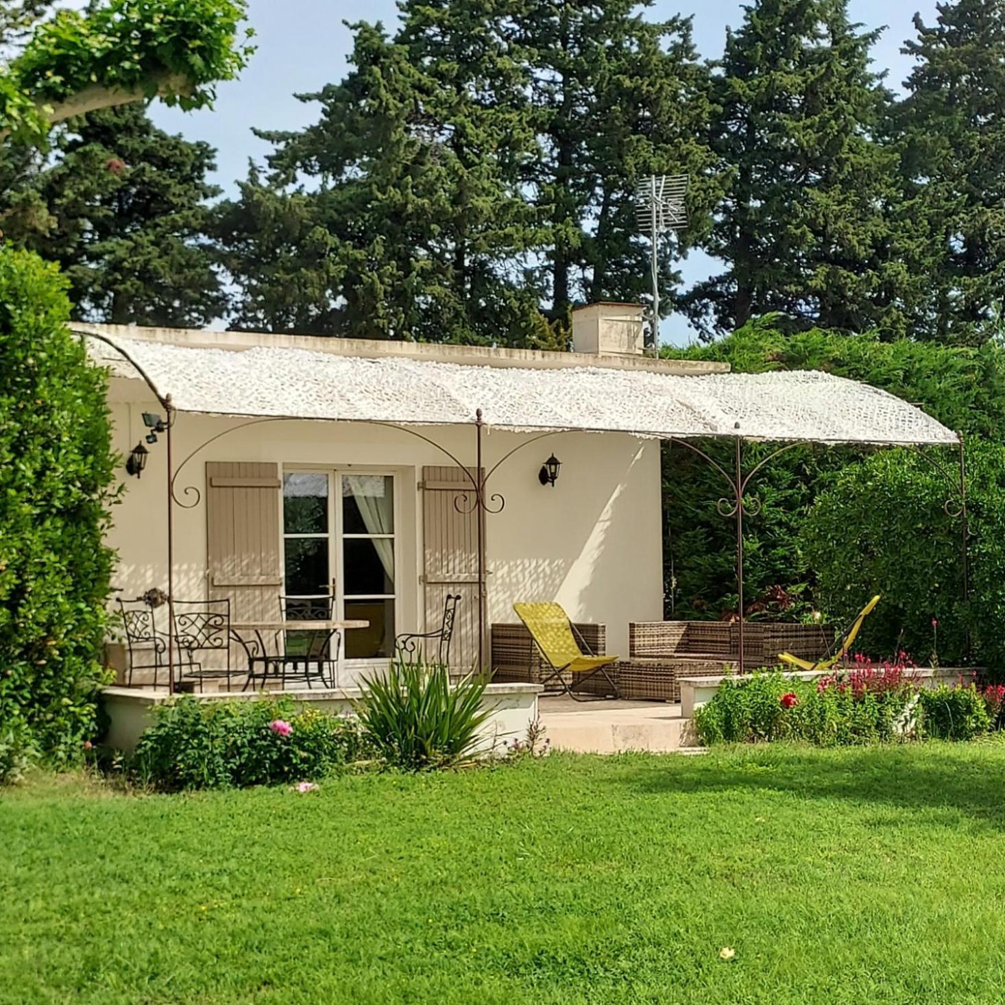 La Bastide Des Amouriers Caumont-sur-Durance Luaran gambar