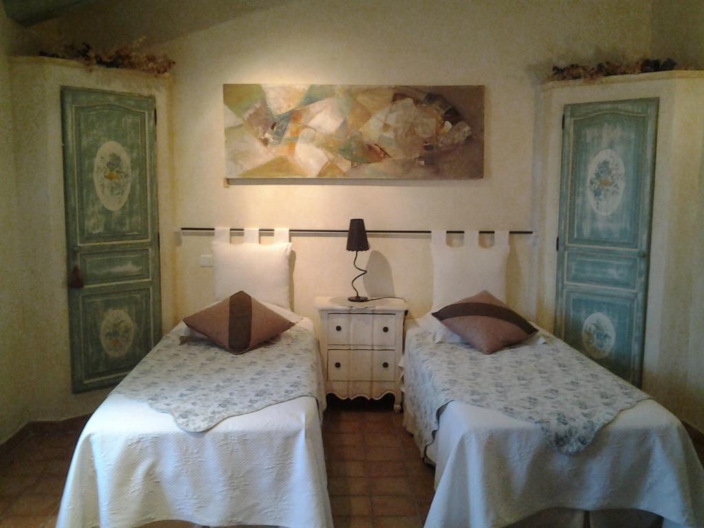 La Bastide Des Amouriers Caumont-sur-Durance Luaran gambar